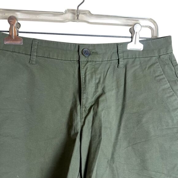3 for $30! Old navy women's Green chino Shorts - Picture 6 of 6